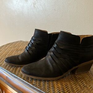 Life Stride black ankle bootie, “Prairie”, faux leather, side zipper, size 7.50.